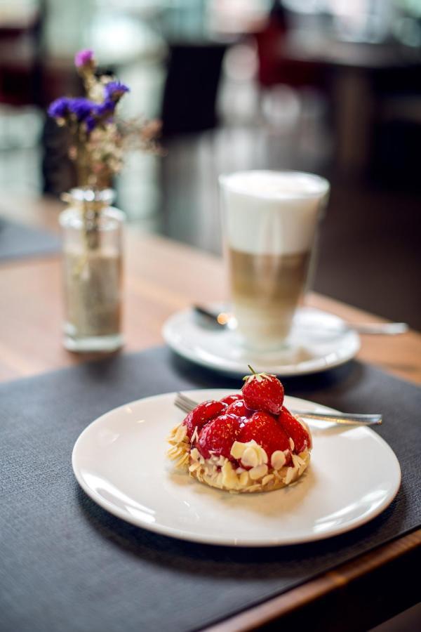 Faehrhaus Koblenz Hotel Exterior photo A latte with a strawberry tart